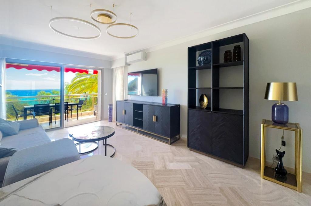 Charming two bedrooms, sea view, private parking, beach within walking distance