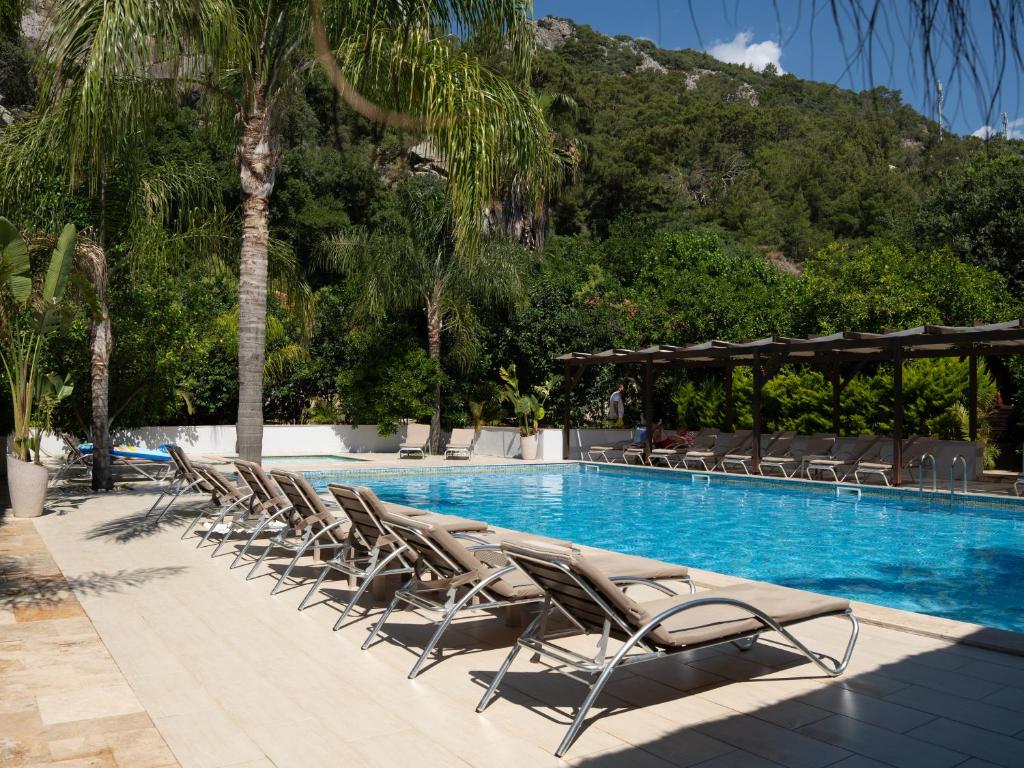 Bazén v ubytování Cirali Hotel nebo v jeho okolí