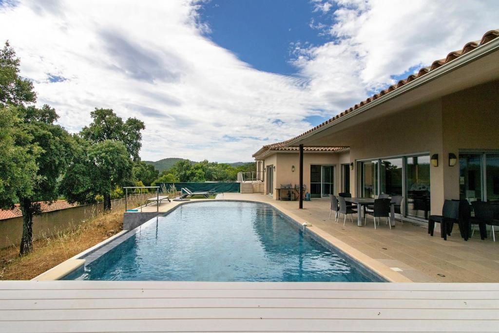 a swimming pool in the backyard of a house at Villa Gecko avec piscine in Sari Solenzara