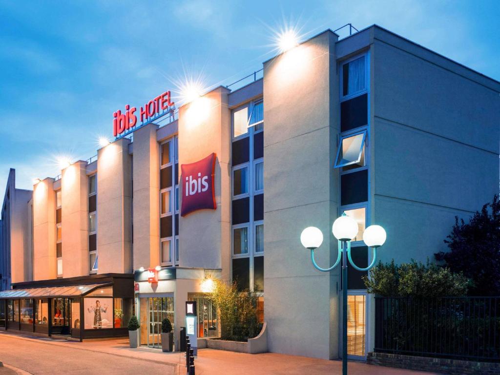 a building with a bus sign on the side of it at ibis Paris Gennevilliers in Gennevilliers