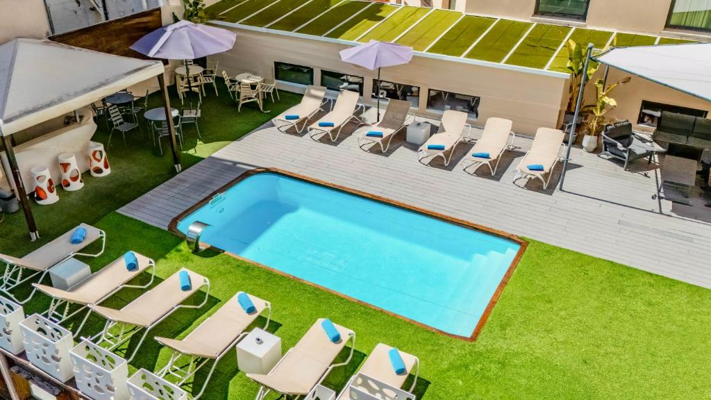 an overhead view of a pool with chairs and umbrellas at Hotel Concordia Barcelona in Barcelona