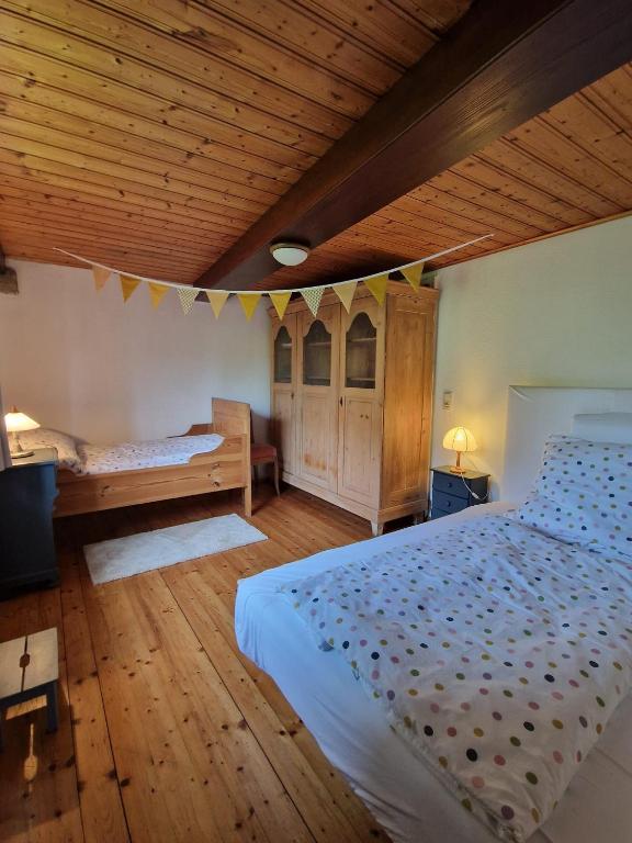 a bedroom with a bed and a wooden ceiling at Charme im Fachwerkhaus in Sugenheim