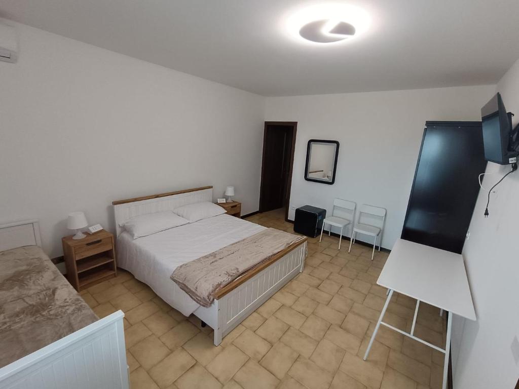 a bedroom with a bed and a television in it at Casa di Brokka in Calvecchia