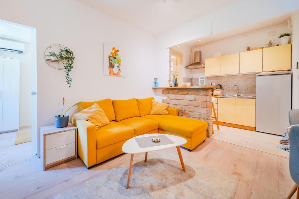 Quiet Corner Central Zagreb 1BR w/ AC - Happy Rentals