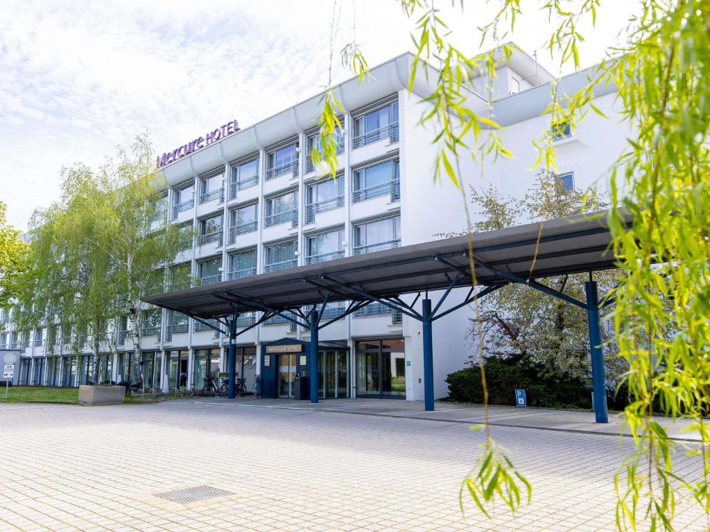 an office building with awning in front of it at Mercure Hotel Riesa Dresden Elbland in Riesa