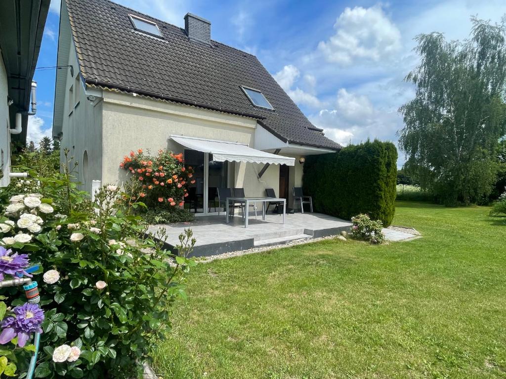 a house with a patio with a table and chairs at Haus Mediterran in Kamień Pomorski