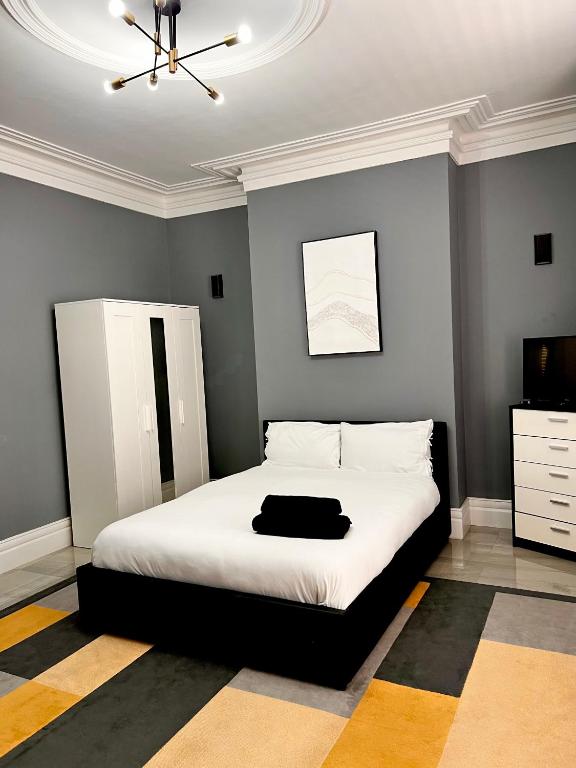a bedroom with a bed with a black pillow on it at Ayetonis in Pallion