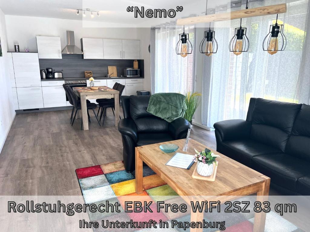 ein Wohnzimmer mit Sofa und Tisch in der Unterkunft "Nemo" Papenburg ebenerdig rollstuhlgerecht 83 qm Neubau EBK 2 Schlafzimmer 4 Personen Free Wifi in Papenburg