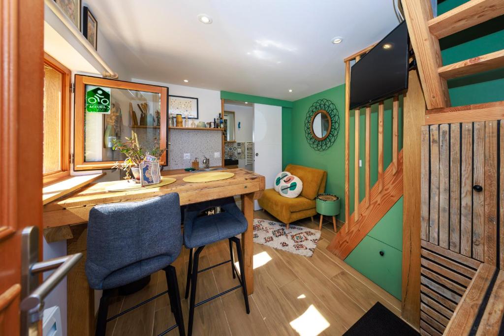 a home office with a desk and chairs in a room at Gîte La Ruchette in Sainte-Marguerite-sur-Duclair