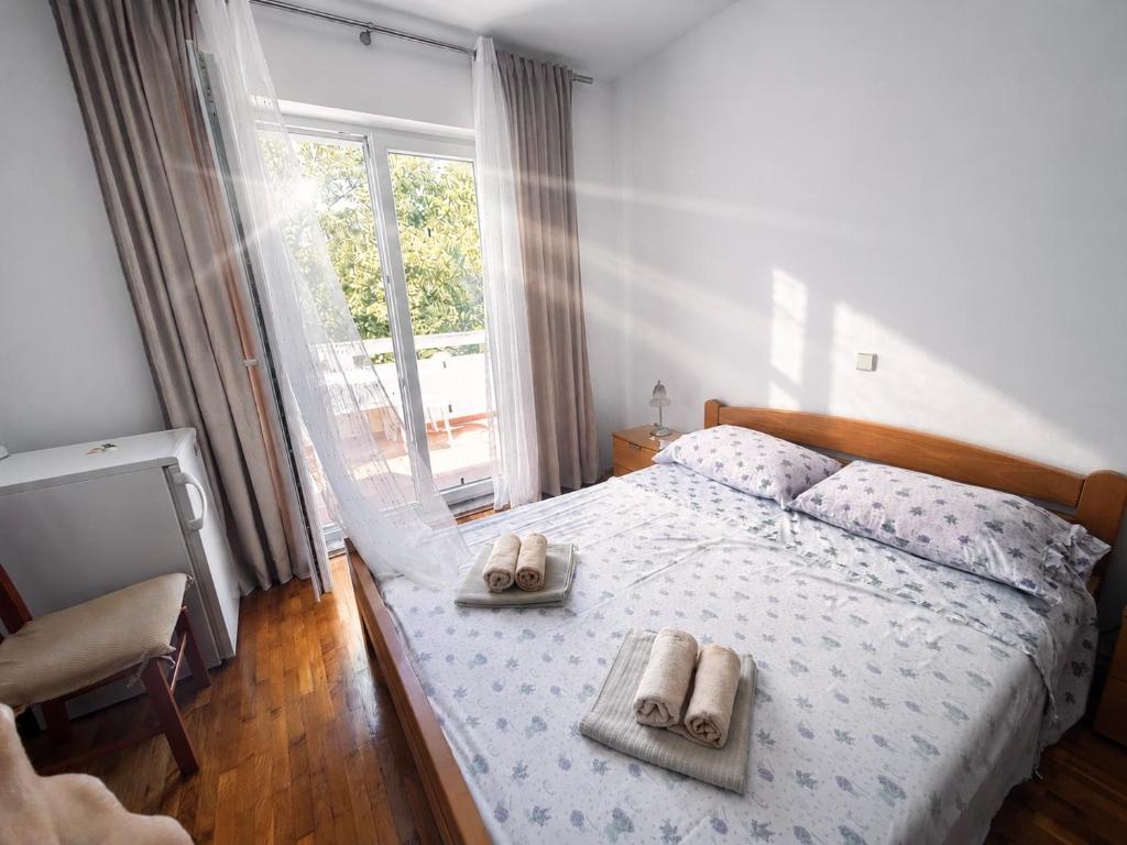 a bedroom with a bed with two towels on it at room MLIN 1 in Lun