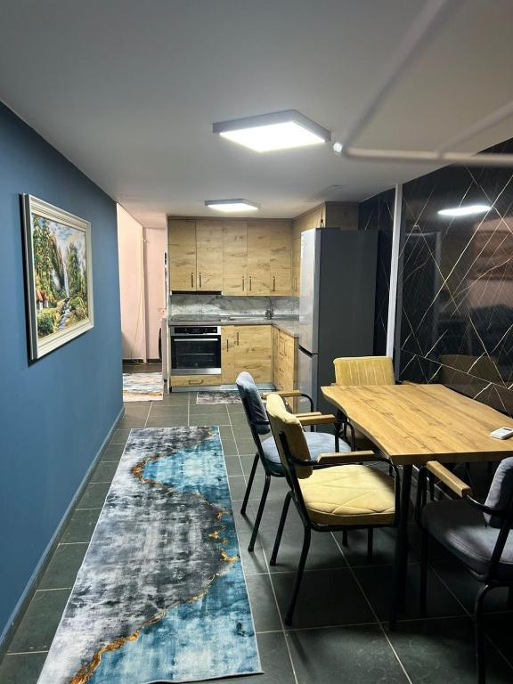 a kitchen and dining room with a table and chairs at Dua Apartament in Kashari