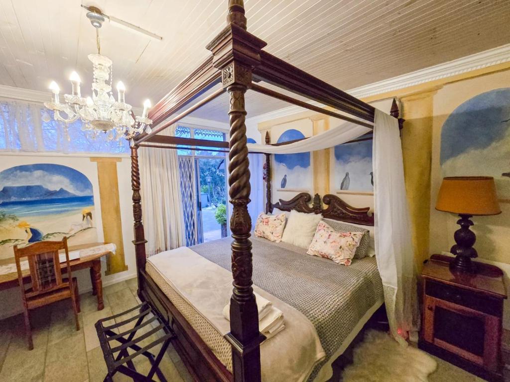 ein Schlafzimmer mit Himmelbett und Schreibtisch in der Unterkunft Nelheim in Vredenburg