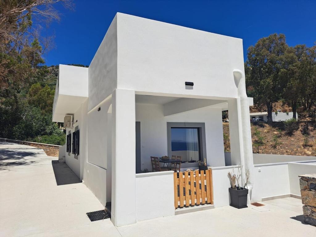 a white house with a view of the yard at Vromolithos View House in Vromolithos