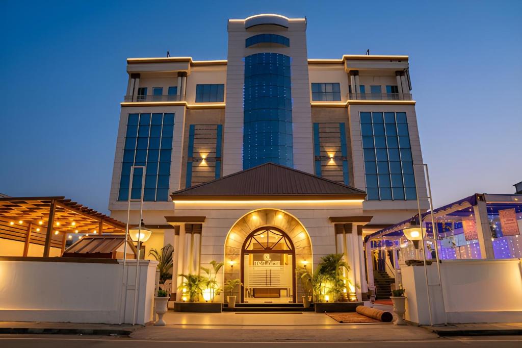 a large building with a door in front of it at Hotel The Mirage in Gil