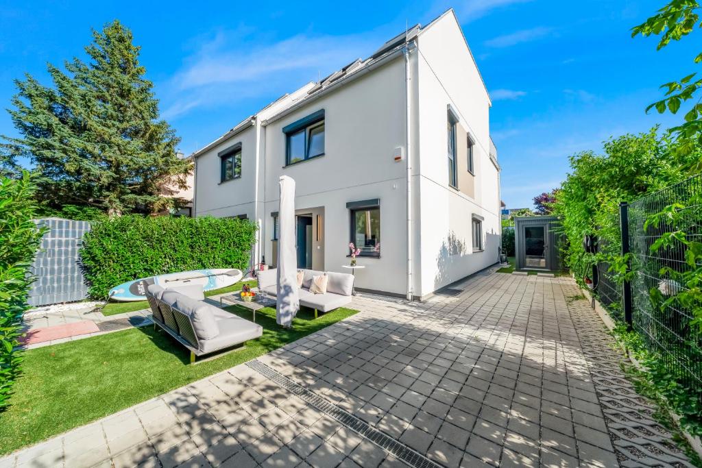 Modern Luxury Villa, 5 Bedrooms, Outdoor Grill