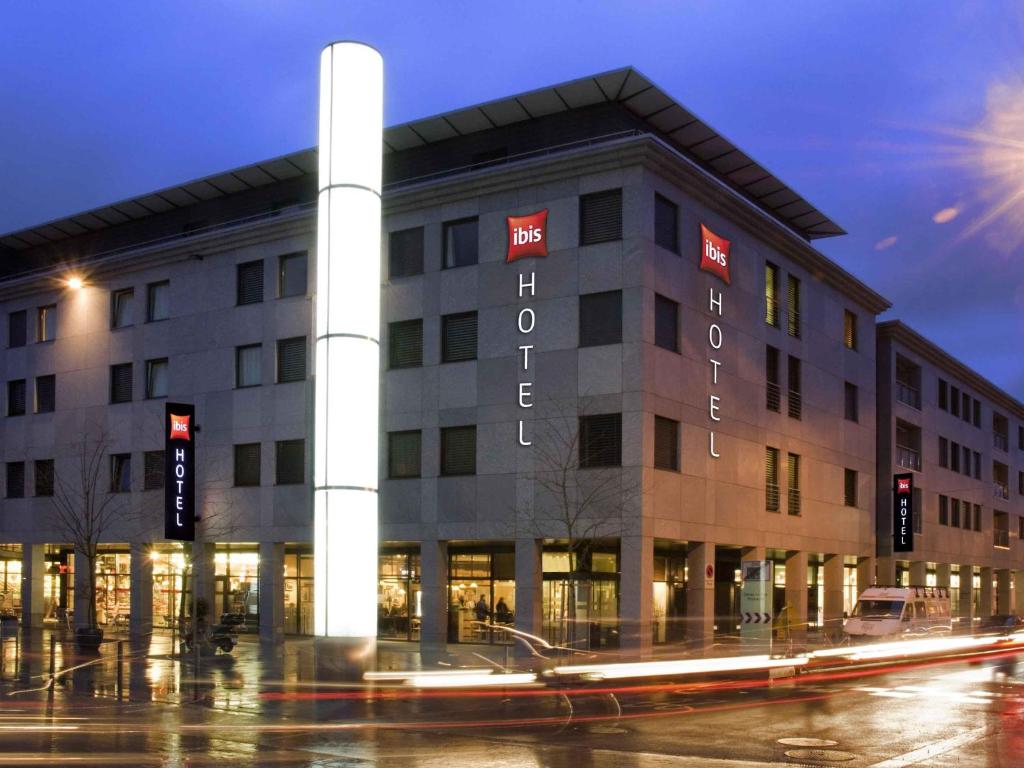 a building on a city street with traffic lights at ibis Baar Zug in Zug