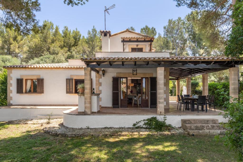 a detached house with a porch and a dining area at Malpas in Cielo de Bonaire 