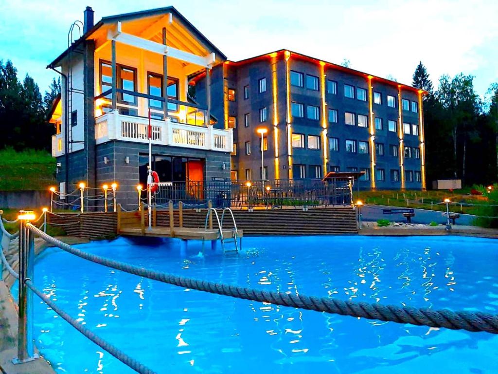 Kolam renang di atau dekat dengan Kivilinna Apartments Vuokatti - Liinavaatteet,pyyhkeet ja loppusiivous sisältyvät hintaan