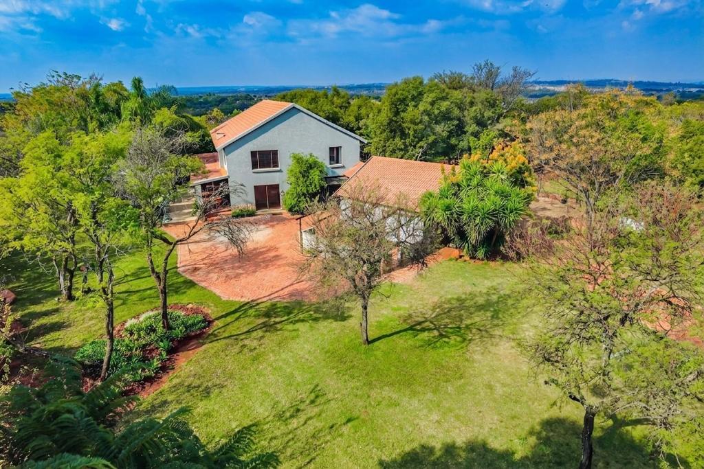Luftaufnahme eines weißen Hauses auf einem Grasfeld in der Unterkunft The Captain Villa in Pretoria