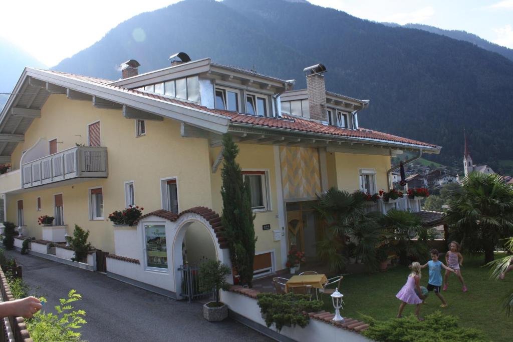 Nespecifikovaný výhled na hory nebo výhled na hory při pohledu z aparthotelu