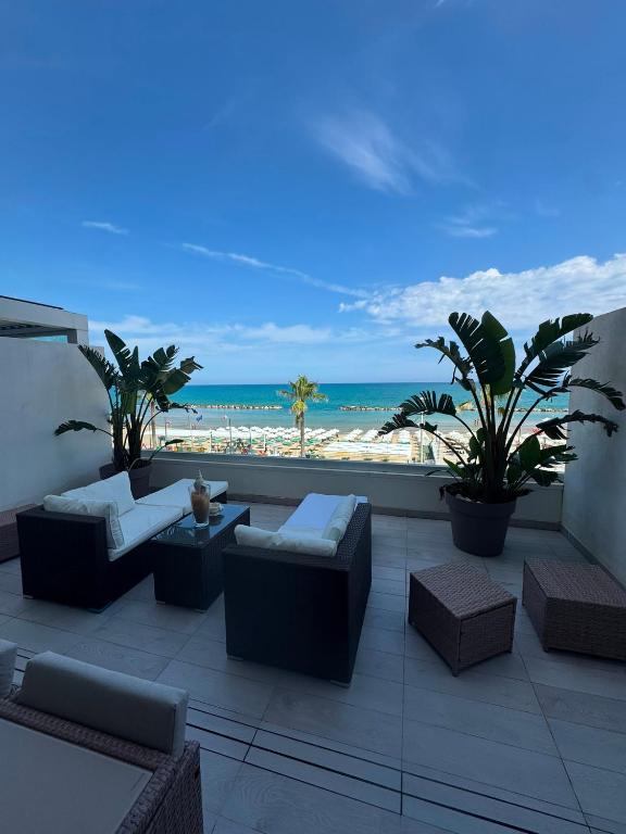 a balcony with couches and a view of the beach at Occhi sul mare in Termoli