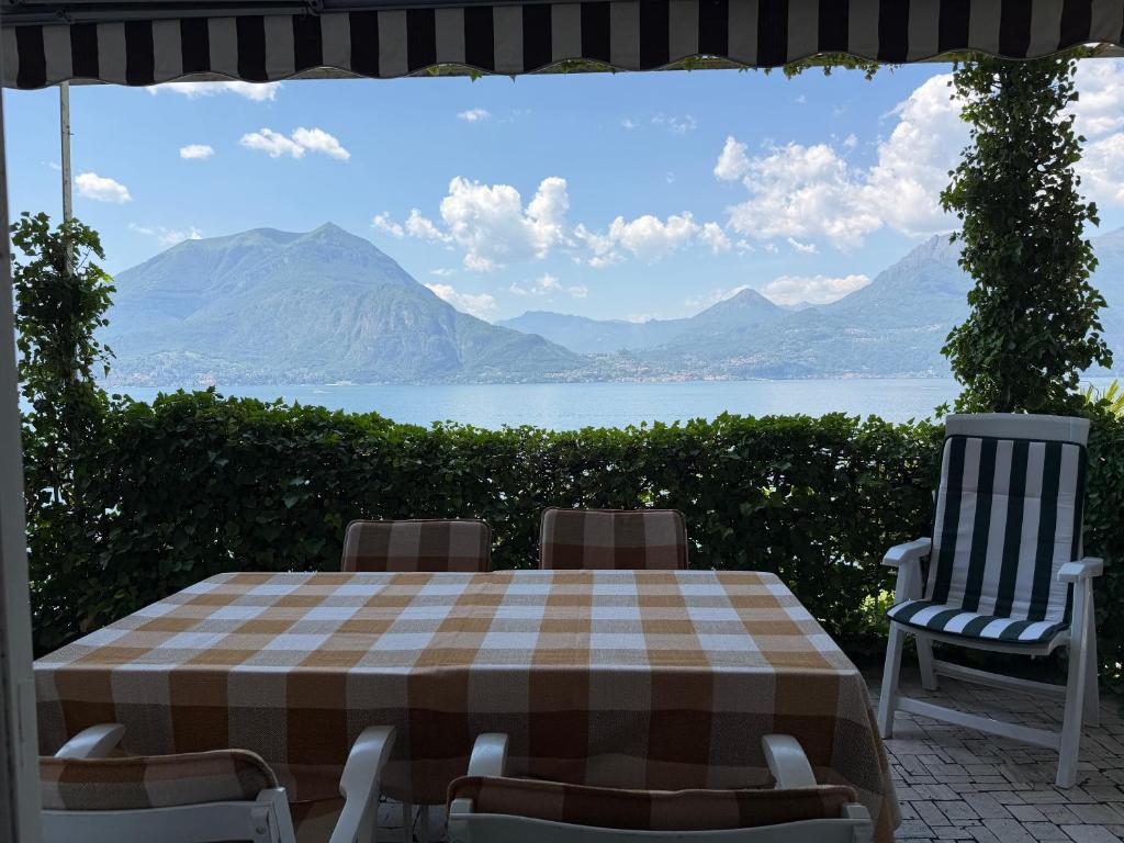 a table and chairs with a view of the water at Villa 64 in Fiumelatte