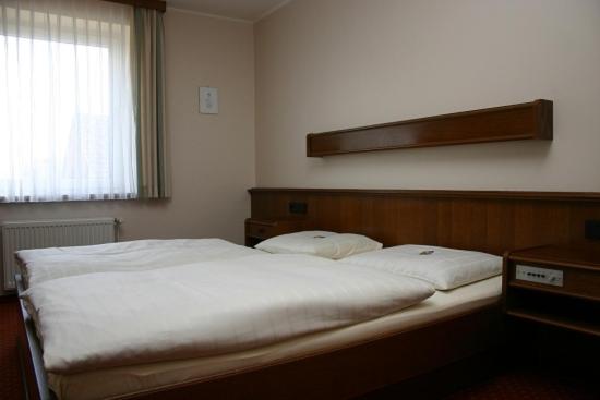 Una cama o camas en una habitación de Hotel Esinger Hof garni