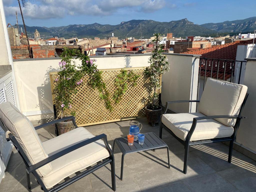two chairs and a table on a balcony with a view at Los tres castells in La Senia
