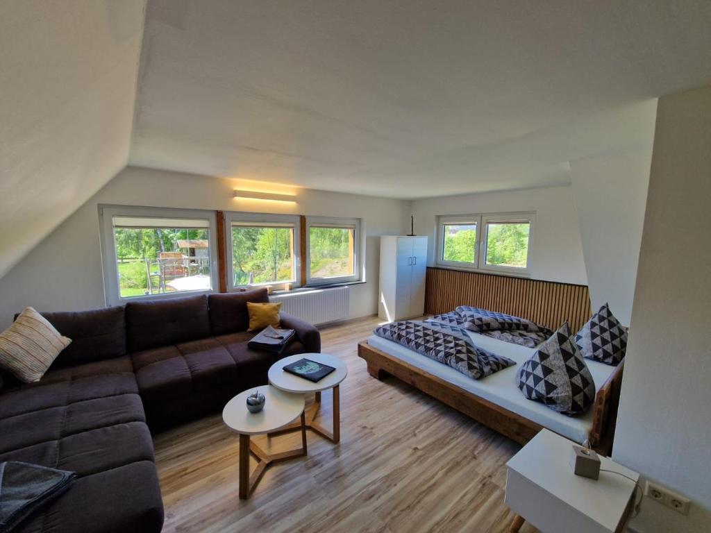 a living room with a couch and a bed at Ferienwohnung Stützengrün in Stützengrün