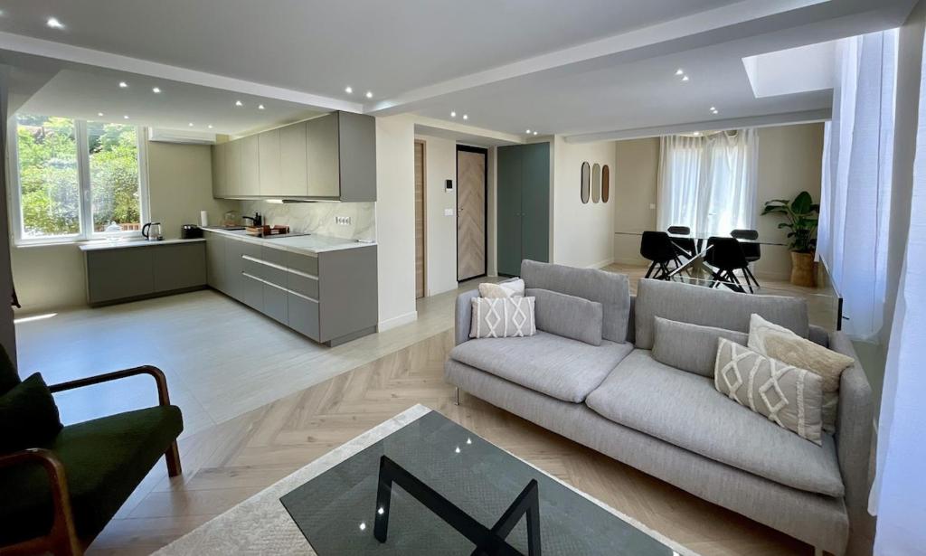 Nice house with sunny terrace and AC