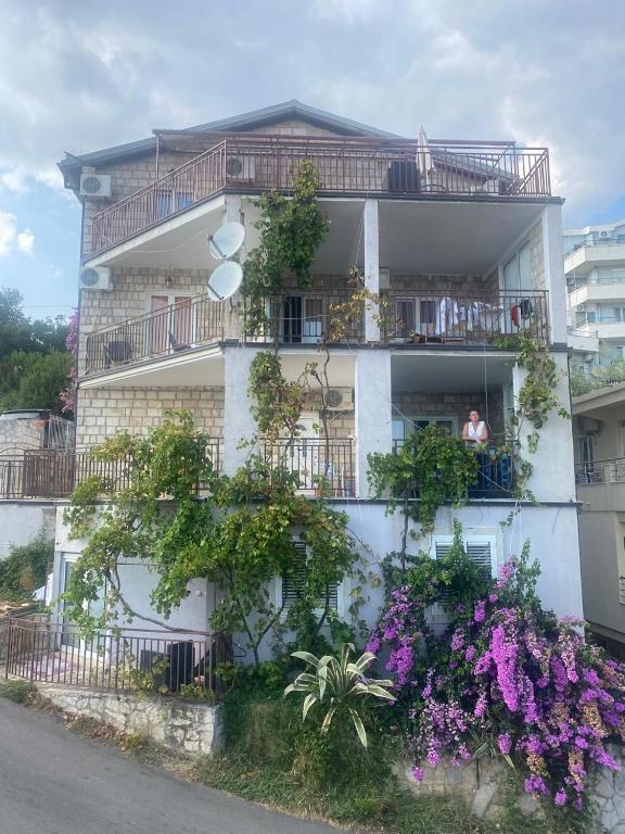 a building with flowers on the side of it at Villa Palma in Prijevor