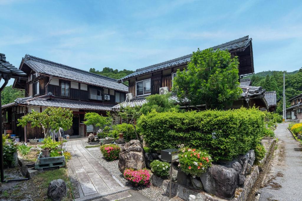 a house with a garden in front of it at ゲストハウス五郎平 in Nagahama