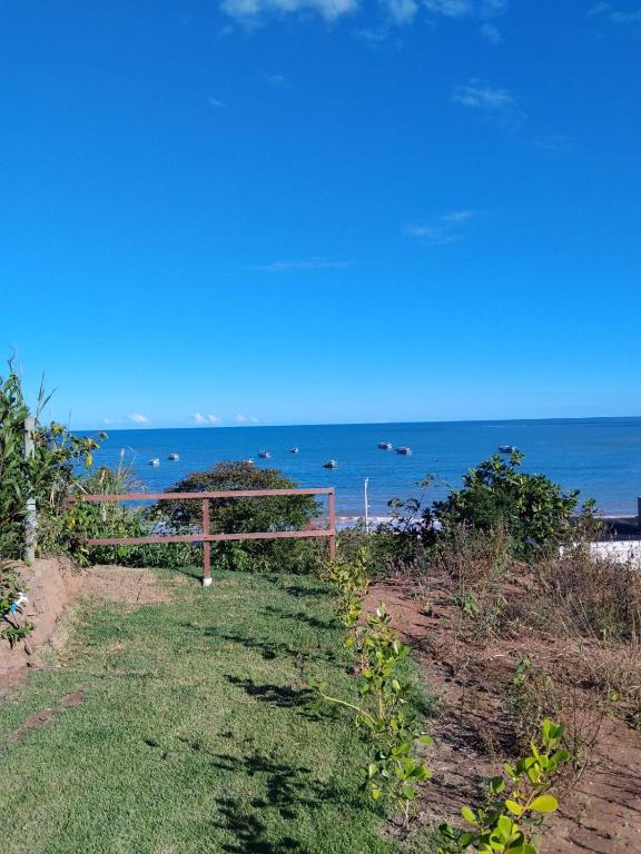 a path to the beach with the ocean in the background at Triplex com linda vista para o mar de Parati Anchieta ES in Anchieta