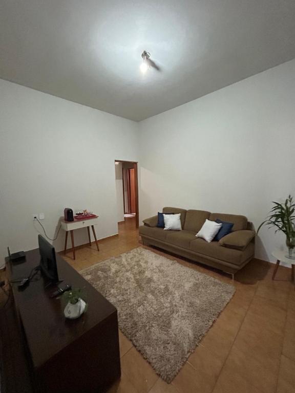 a living room with a couch and a table at Apartamento 2 quarto e garagem G para 2 carro in Rio Verde