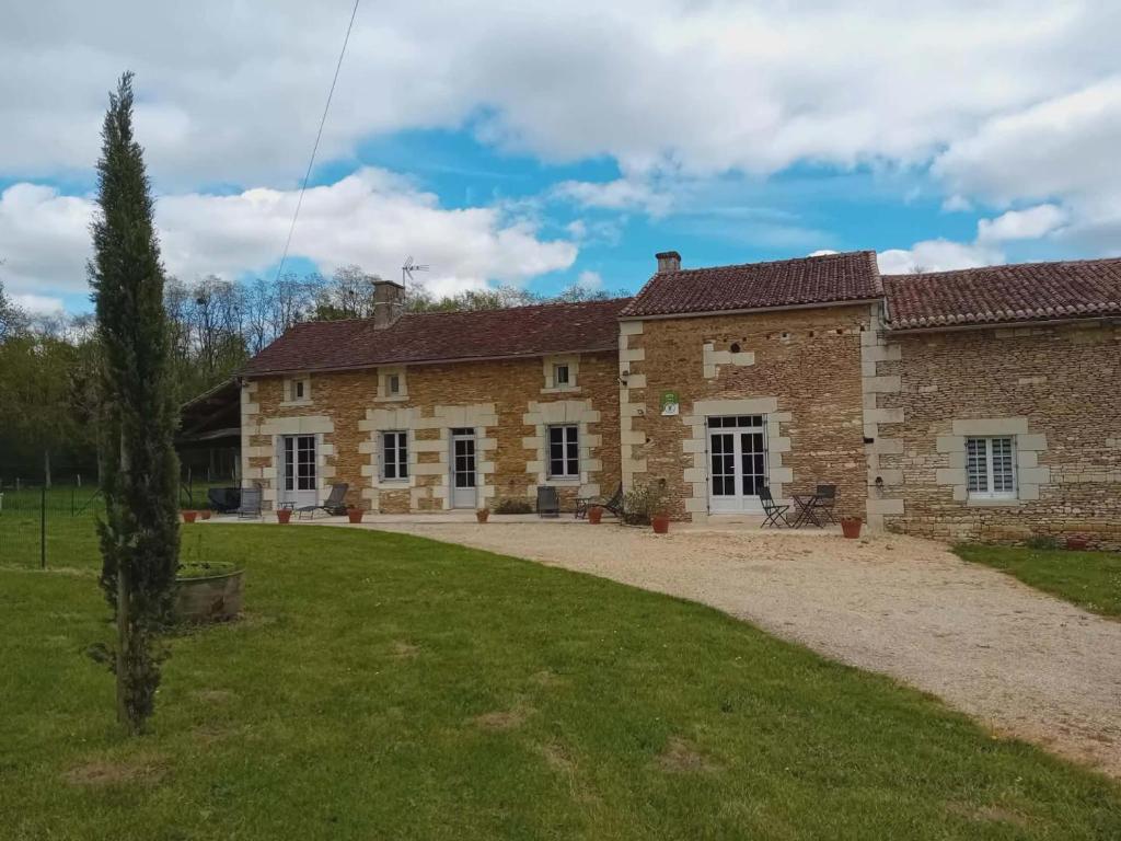 an old stone house with a large yard at Le gîte de scevolles in Verrue