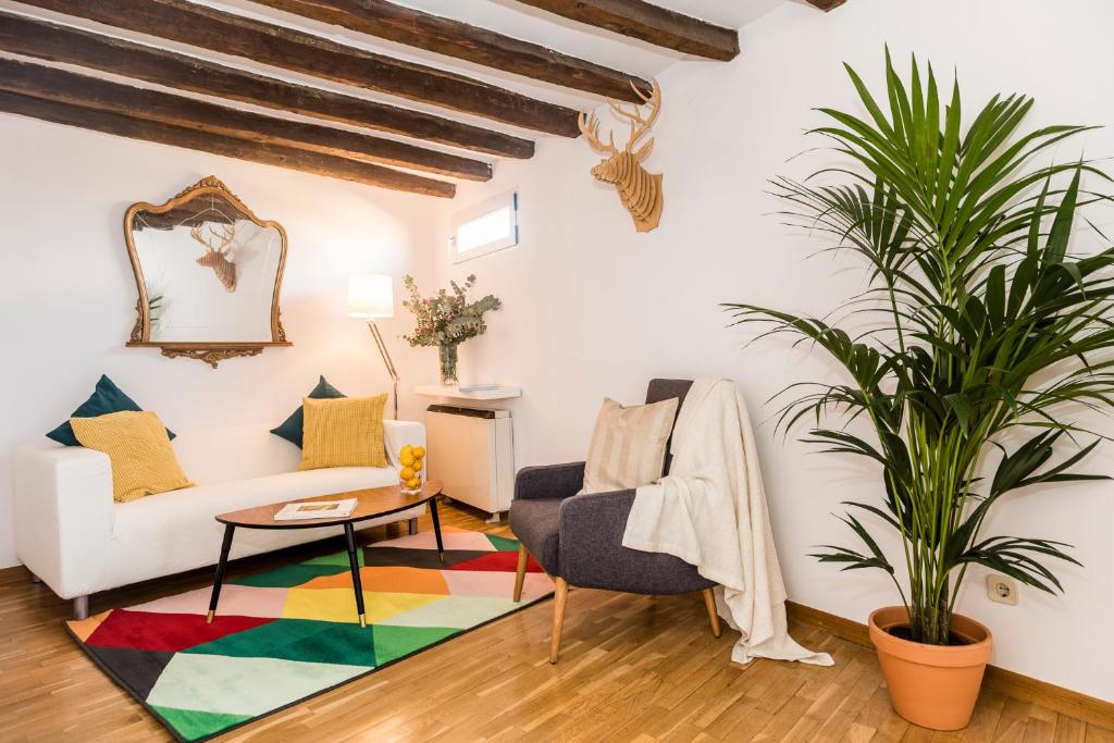 un soggiorno con divano e tavolo di BNBHolder Bohème SOL a Madrid