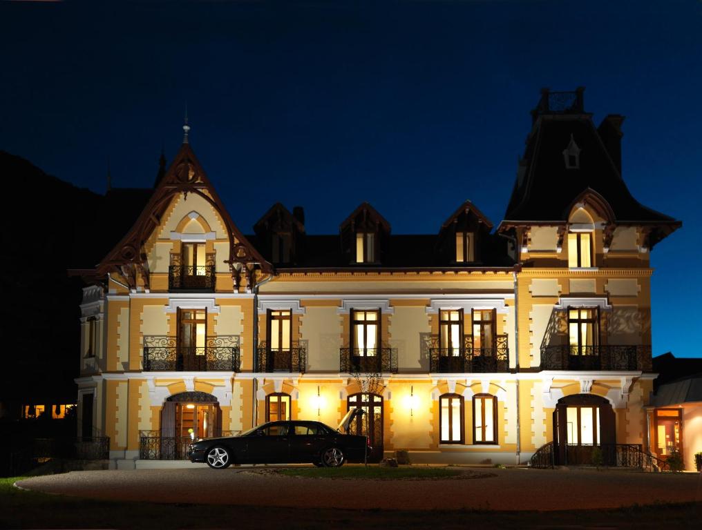 une voiture garée devant un bâtiment la nuit dans l&#39;établissement Le Manoir d&#39;Agnès Logis hôtel restaurant, à Tarascon-sur-Ariège