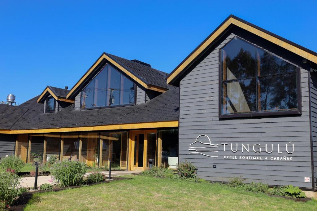 a house with a sign that reads jumpoint main buildingyards at Tungulú - Hotel Boutique & Cabañas in Puerto Montt