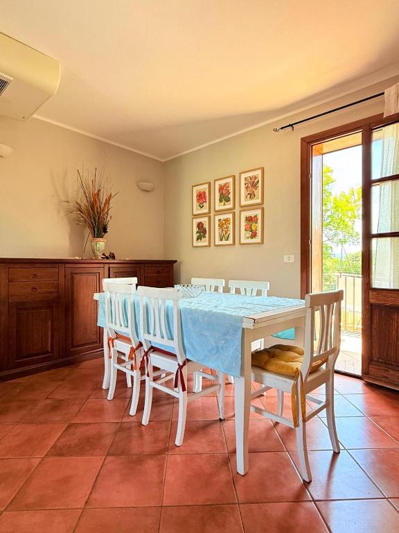 a dining room with a table and chairs at Al porto in Àrbatax