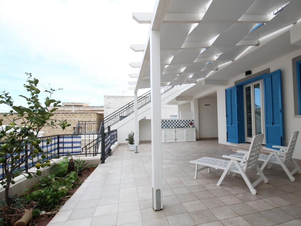 une terrasse avec deux chaises sur une maison dans l'établissement Appartamenti LE TRE ISOLE Perla e Gila, à San Vito Lo Capo
