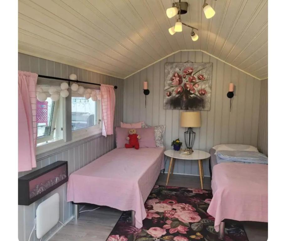 a bedroom with two beds and a window at Casa Peace in Mysen