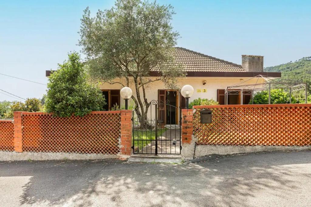 a house with an orange fence with a gate at Casa Yunger in Deiva Marina