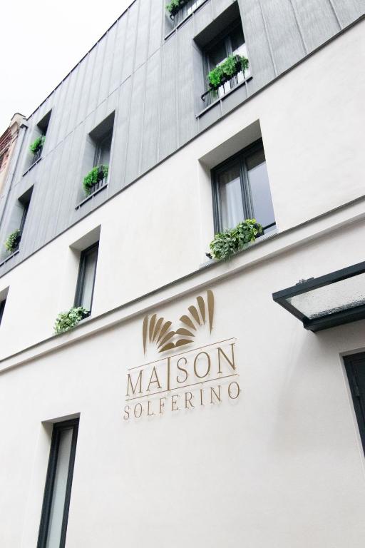 a sign on the side of a building at La Maison Solférino in Boulogne-Billancourt
