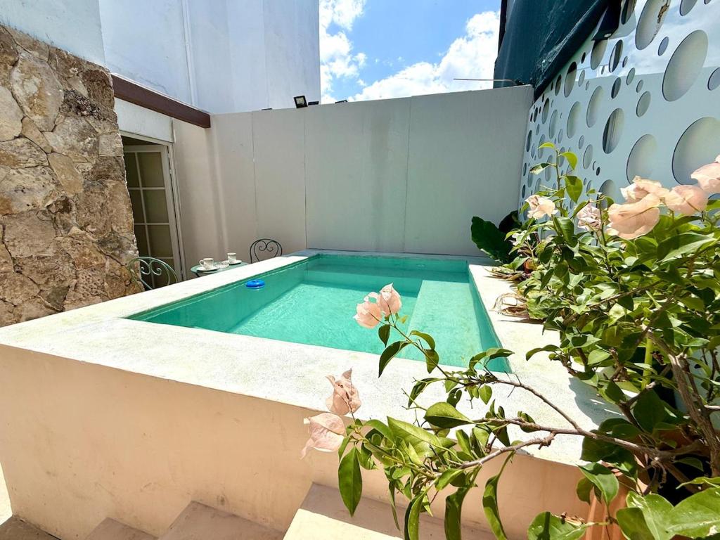 a swimming pool in the backyard of a house at Kinara merida yucatan con alberca y jacuzzi privado in Mérida
