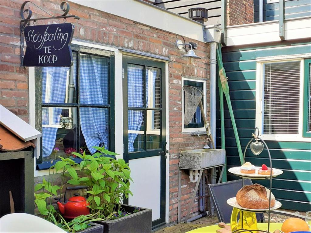 a brick building with a door and a window at Het Vissershuisje in Edam