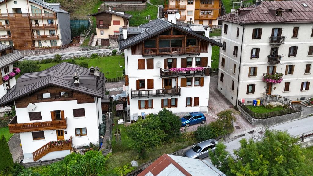 eine Draufsicht auf eine Stadt mit Häusern und Autos in der Unterkunft CasaColdai in Alleghe