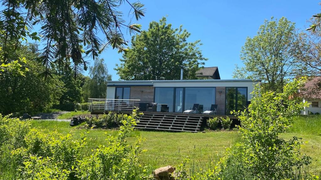 a tiny house in the middle of a yard at Cottage2Rest in Erbach