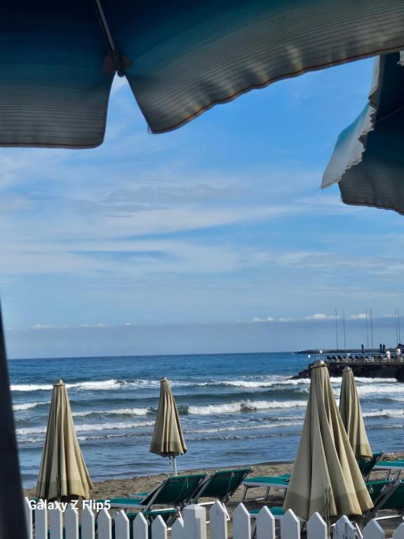 a view of the ocean from a beach with umbrellas at Fortuna in Diano Marina