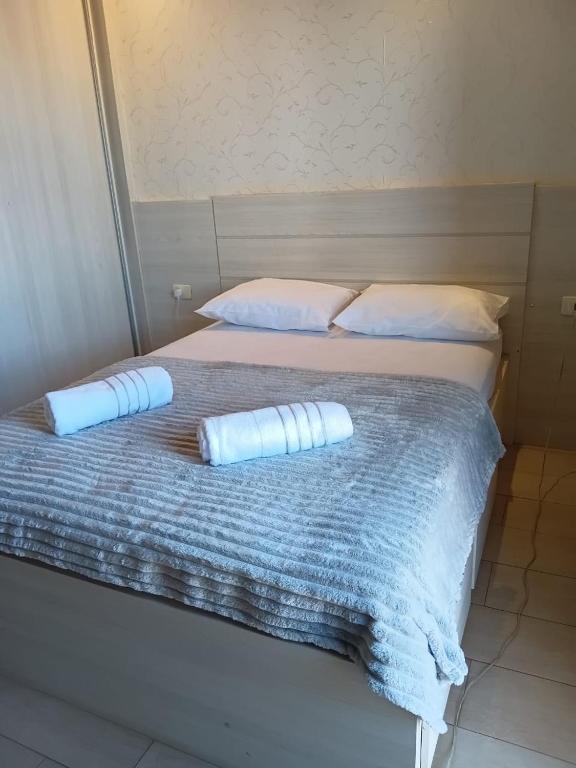 a bed with two pillows on top of it at Pousada Brisa da Mata in Londrina