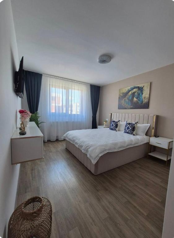 ein Schlafzimmer mit einem großen Bett in einem Zimmer in der Unterkunft Smart Ghimbav in Ghimbav
